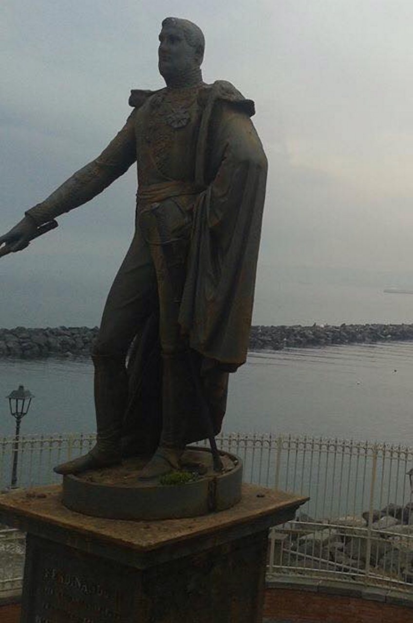 Pietrarsa Statua Ferdinando II#001